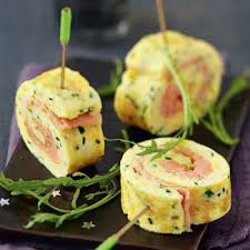 Une Superbe Idee De Recette Facile Et Rapide Avec Ces Mini Omelettes Roulees Au Saumon Fume Recettes De Cuisine Omelette Roulee Recette