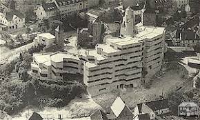 Geheime forschungsstationen auf den vereisten gipfeln der alpen, die nur mit dem helikopter zu erreichen sind, eine villa aus gewölbtem beton, in dessen pool man das gefühl hat, dass der beckenrand nahtlos mit dem gebirgigen horizont jenseits der dürren kalifornischen wüste abschließt. Gottfried Boehm The Bensberg Rathaus Google æœç´¢ Pritzker Prize Architect Fortress