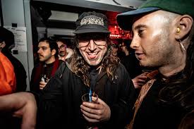 Join the crowd! . . Una foto con el jefe, Oliver Ackerman from @aptbs