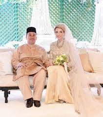 Putra mahkota kelantan, malaysia, tengku muhammad faiz petra memiliki seorang istri asal swedia, bunda. Tengku Mahkota Kelantan Kahwin