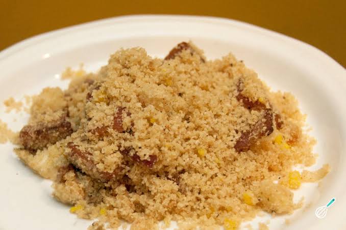 Receita de Farofa de Manteiga Crocante com Bacon e Ovos: Fácil e Rápida