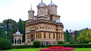 Biserica manastirea curtea de arges este unu dintre cele mai valoroase monumente ale arhitecturii romanesti din toate timpurile. MÄƒnÄƒstirea Curtea De ArgeÈ™ Transfagarasan Travel