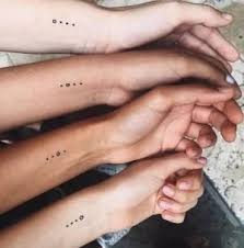 Tatuajes Para Parejas De Amor Y Amistad Disenos Originales En 2020 Tatuajes De Hermanas Tatuajes Para 3 Hermanas Tatuajes De Parejas