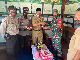 May 29, 2021 · setelah dilakukan penertiban oleh forum koordinasi pimpinan kecamatan (fkpc) palaran beserta unsur terkait dinas perdagangan, uptd pasar palaran, satpol pp, dan kelurahan rawa makmur. Koramil 1015 07 Bagendang Dapat Kejutan Dari Kapolsek Sungai Sampit Kotawaringin News