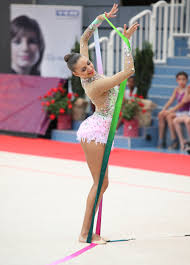 Ginnastica ritmica la ginnastica ritmica è riservata alle donne e,prevede esercizi a corpo libero, compiuti sempre con accompagnamento musicale, da eseguirsi però con l'ausilio di 5 attrezzi (la palla, il nastro, le clavette, la fune ed il cerchio). Evgenija Kanaeva Wikipedia