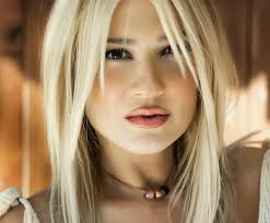 Η καραντίνα έληξε και βγήκαν για ψώνια! Faih Skorda Poios Einai O Epixeirhmatias Poy Diathrei Mazi Toy Kryfh Sxesh H Paroysiastria Pantremenos Kai Xwrismenos Me Pasignwsth Ellhnida Olo To Kayto Paraskhnio Eidhseis Apo To Europost Gr