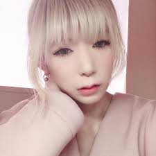 emu w on instagram 前髪切った三十路 久しぶりのぱっつんだよ三十路 前髪ぱっつん 金髪ショート 金髪ボブ ハイトーン ブロンド ブロンドヘアー 金髪ショート ブロンド 前髪ぱっつん