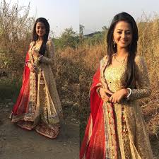 Helly Shah On Instagram Gold N Red N Glitters N Mirrors N Shimmer Loved The Outfit Asian Outfits Beautiful Gowns Pakistani Outfits Karirnya dimulai dengan pertunjukan star plus gulaal. helly shah on instagram gold n red n