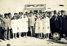 لقطه تذكاريه للملك فاروق الأول مع ممرضات الوحده الصحيه بكفر سعد بمحافظة دمياط وذلك اثناء زيارته للقريه لتوزيع خمس president of egypt old egypt egyptian culture