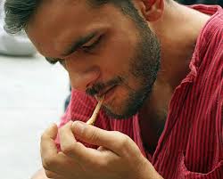 Pastikan nama file film sama dengan nama file subtitle, misal (tv series) omar ibnu khattab­ep 01.mp4, maka subtitlenya (tv series) omar ibnu khattab­ep 01.srt. Qasim Umar Shefalitayal