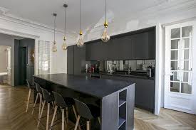 10 Cuisines D Appartements Meubles Parisiens Des Idees Deco A Piquer Cuisine Parisienne Cuisine Ouverte Plan Cuisine