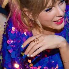 Like many celebrities, taylor swift seems to be having fun with hair dye during quarantine. Taylor Swift News On Twitter She Also Had Pink Hair This Day