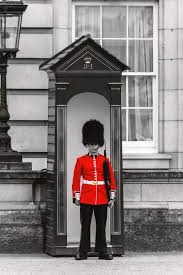 Ce membre de la garde rapprochée de la reine d'angleterre a en effet été arrêté après que neuf sachets de cocaïne et de kétamine (un sédatif pour chevaux bien connu des. Londres Gardes De Grenadier Lieux D Interet Angleterre Garde Militaire Tradition Policier Reine Soldat Rouge Pikist