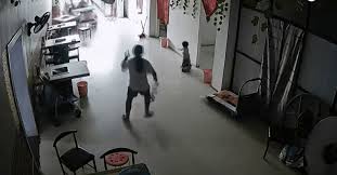 Xe mất lái lao vào nhà dân, chị gái 11 tuổi nhanh tay cứu em - Tuổi Trẻ  Online