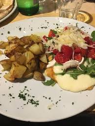 Le patate e funghi al forno sono un contorno ricco e molto goloso, facilissimo da preparare. Scamorza Affumicata Con Pomodorini Rucola Grana E Funghi E Contorno Di Patate Picture Of L Osteria Dei Quattro Gatti Bari Tripadvisor