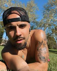 JUST EXISTING, SMILING AND BEING A CUTIE TEHE 🙃🤭🙊😂 #steven #stevie  #stefan #papi #papichulo #aquarius #latino #mexican #showoff #keepsmiling  #mcm #mancrushmonday #selflove #memyselfandi #cutie #shavedheadissexy