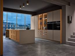 Découvrez notre cuisine moderne ambiance black avec son îlot, ses façades mélia, ses poignées léoni nickel noir et ses plans de travail stratifié luxe fénix® noir ingo mat. Cuisine Avec Ilot Central 7 Modeles A Choisir 2020 Veneta Cucine France