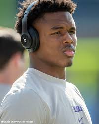 Former LSU receiver Kyren Lacy, who was found dead Saturday night in  Houston, died in an apparent suicide in his car while being pursued by  authorities, according to a Harrison County sheriff's