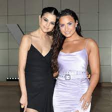Новый альбом «dancing with the devil: Selena Gomez Demi Lovato So Steht Es Um Ihre Freundschaft Bravo