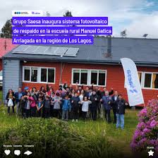 Recientemente, Grupo @Saesa celebró la inauguración del primer sistema  fotovoltaico de respaldo en la Escuela Rural Manuel Gatica Arriagada de Los  Muermos, ubicada en la región de Los Lagos. La escuela fue