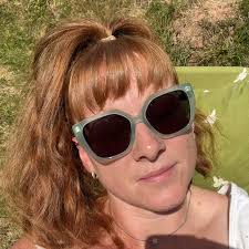 I want to live that romantic moment when he gives you a book bouquet 💐📚🥹