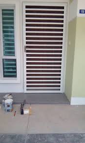Terdapat 2 jenis besi yang boleh dipilih oleh tuan rumah sama ada besi biasa atau wrough ion. Grill Pintu Dan Tingkap