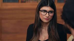Mia khalifa et ridley reid devierge le footballeur james deen par une baise anale inédite en afrique et au cameroun. Mia Khalifa Makes The Porn Industry Billions After Being Coerced Into A Contract For Only 12k The Tempest