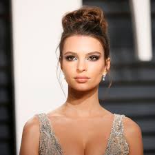 Emily o'hara ratajkowski was born in london, england, to american parents, kathleen (balgley), a professor, and john david ratajkowski, a painter. Emily Ratajkowski Us Model Ist Mutter Geworden Der Spiegel
