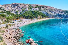 Vom strand aus bietet sich einem ein atemberaubender blick auf die am 19. Strand Bunculuka Baska Krk Strande An Putovnica Net