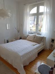 Das bad fand ich sehr orginell. Bett Direkt Vor Einem Fenster Wie Fensterdekoration Gestalten