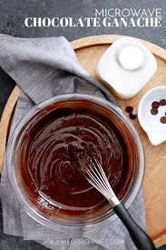 Coklat ganache sangat mudah disediakan dan sering digunakan untuk hiasan kek atau topping. Microwave Chocolate Ganache Melanie Makes