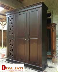 Lemari pakaian minimalis jati model baru ini hadir dengan tampilan elegan yang berdesain klasik modern. Lemari Pakaian Kediri Kayu Jati Minimalis Model 3 Pintu