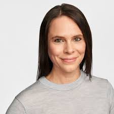 Sarah Huggins's Instagram, Twitter & Facebook