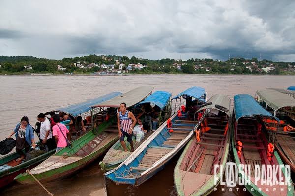 Mga resulta ng larawan para sa Ferry boats Crossing frm Chiang Khong,Thailand to Laos border,"