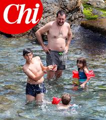 El polémico ministro de interior italiano, matteo salvini, de 45 años, y la presentadora y modelo y presentadora elisa isoardi, de 35 años años, han los medios italianos llevan semanas hablando de crisis de pareja, pero la confirmación ha llegado este lunes, cuando isoardi ha subido una foto con. Le Vacanze Separate Per Ora Di Matteo Salvini Ed Elisa Isoardi