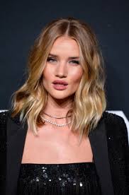 Le Carre Long Degrade Wavy De Rosie Huntington Whiteley Carre Long Degrade Carre Long Degrade Wavy Coiffure Facile A Faire