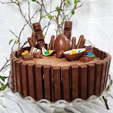 B I R T H D A Y C A K E 3 Lags Sjokoladekake Med Smorkrem Kvikklunsj Kinder Og Fylt Med M M Inni In 2020 Kinder Chocolate Chocolate Cake Butter Cream