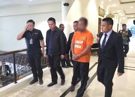 Timbalan presiden sedang memilih makanan kegemarannya dari aneka juadah yang disediakan. Bekas Pegawai Eksekutif Majlis Daerah Putatan Direman Tujuh Hari Sabah Post