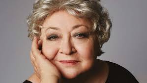 És bár a díszlet meglehetősen minimalista, molnár piroska és jordán tamás a két, sokat megélt színész játékának köszönhetően szinte a. Egyre Inkabb Megertjuk Milyen Sulya Van Annak Amit Csinalunk A Ma 75 Eves Molnar Piroskat Koszontjuk Wmn