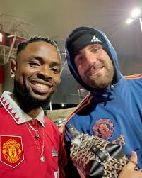 Msanii wa Bongo Fleva Ommy Dimpoz akiwa katika picha na wachezaji wa Man  United baada ya ushindi wa jana dhidi ya Liverpool.