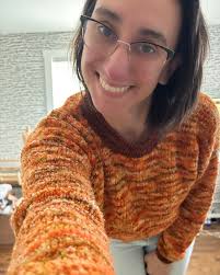 Just look at that drape! 😍 Lisa's Autumn Leaves Linear Top really shows  off what makes Bow Lane such a special yarn. The fabric is soft, light, and  full of movement —