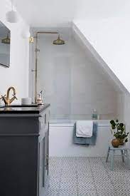 En peignant les murs et le plafond avec de telles. Amenager Une Petite Salle De Bains Sous Pente A Moindre Frais Cote Maison