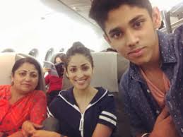 Yami gautam, the beautiful film actress was born on 28 november 1988 at bilaspur in himachal pradesh. Yami Gautam With Mother And Brother Yami Gautam Celebrity Biographies Bollywood Celebrities