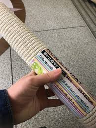 ラグやカーペットは小さめのサイズのものだと特に ずれてしまいますよね ずれると転んだりして危ないですし いちいち直すのもめんどう そんな時に活躍するのが 100 均ダイソーの滑り止めマットなのです 私が持っているダイソーの滑り止めマットは45cm 80cmの大きさの