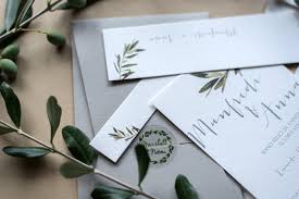Le tradizionali feste, rappresentano una delle poche opportunità per potersi riunire tutti insieme, dimenticando, almeno per un giorno sveglie, orari, scadenze di lavoro e compiti. Partecipazione Di Matrimonio Shabby Chic Pinto Con Ramo Di Ulivo E Busta Particolare