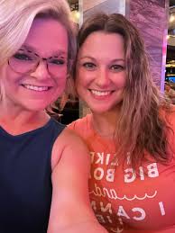 📸 Never know who you might meet along your travels 👀 A nice surprise to  get Sarah Jessica Parker and Matthew Broderick