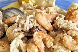 Pulire i calamari eliminando la testa, le interiora e l'osso all'interno. Frittura Di Calamari E Gamberi Una Ricetta Croccante E Saporita