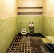 While stroud is at alcatraz, his cell is depicted with a window. Alcatraz In Den Usa Das Lachen In Der Ferne Das War Wie Folter Welt