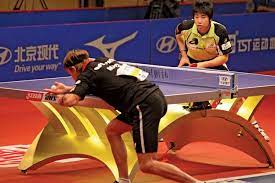 Pada permainan ganda, pemain yang akan melakukan servis dan menerima bola juga harus udah ditentukan dulu dan kalo salah satu pemain udah meraih 5 poin, dilakukan pertukaran pemain. Peraturan Permainan Tenis Meja