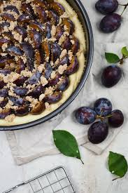 Saftiger Zwetschgenkuchen Mit Hefeteig Und Zimt Tonka Streuseln Zwetschgen Kuchen Zwetschgenkuchen Rezept Hefeteig Kuchen